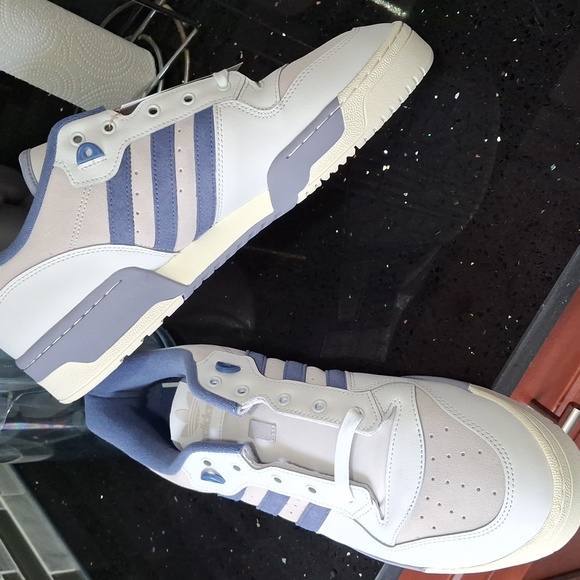 Adidas - Picture 4 of 7